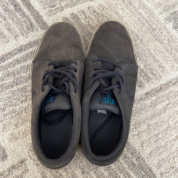 Grey Nike Skate Shoe 9.5 - Picture 2 of 5